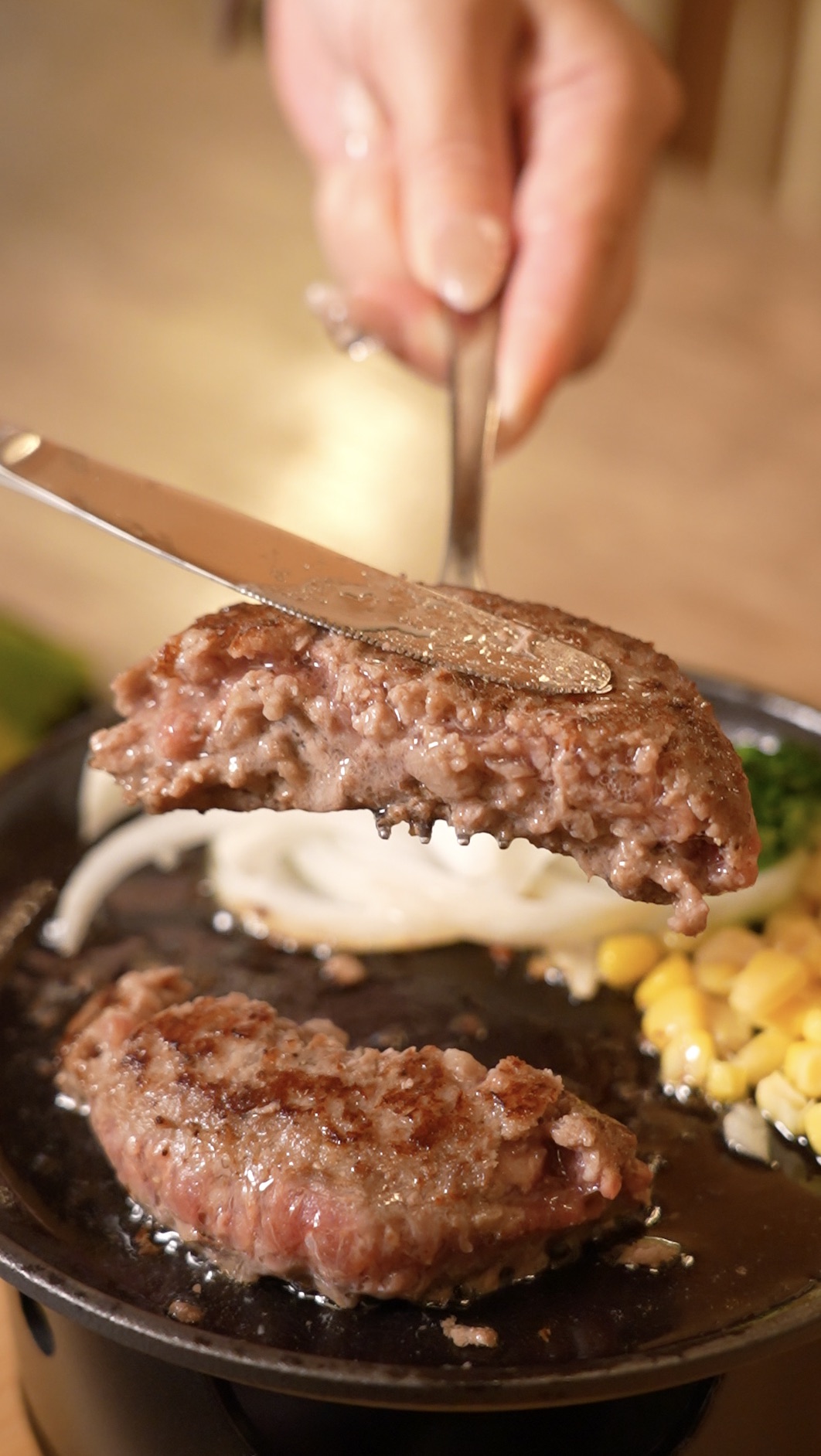 鉄板の上で一口ずつ焼き上げるライブハンバーグ体験